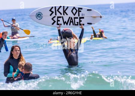 Falmouth.Cornwall.UK.052023 Demonstranten am Gyllyngvase Beach schlossen sich Tausenden an Stränden im ganzen Land an, um gegen die Abwasserumfrage zu protestieren Stockfoto