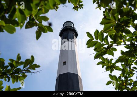 Tybee Island Lighthouse am North Beach und der Eingang zum Savannah River auf Tybee Island entlang der Georgia Coast östlich von Savannah. (USA) Stockfoto