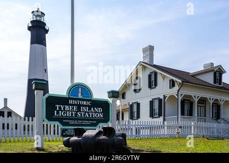 Tybee Island Light Station am North Beach und der Eingang zum Savannah River auf Tybee Island entlang der Georgia Coast östlich von Savannah. (USA) Stockfoto