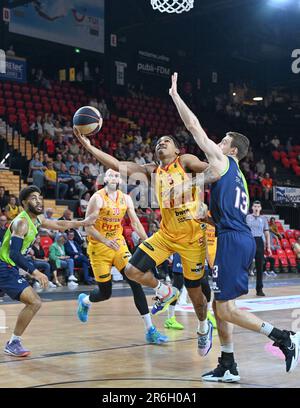 Oostende, Belgien. 09. Juni 2023. Breein Tyree von Oostende und Luuk van Bree von Leiden kämpfen um den Ball während eines Basketballspiels zwischen dem belgischen BC Oostende und dem niederländischen Team ZZ Leiden am Freitag, den 09. Juni 2023, in Oostende, dem ersten Spiel in den besten von drei Finalen der Basketballmeisterschaft der BNXT League. BELGA FOTO DAVID CATRY Kredit: Belga News Agency/Alamy Live News Stockfoto