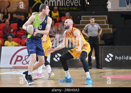 Oostende, Belgien. 09. Juni 2023. Luuk van Bree von Leiden und Pierre-Antoine Gillet von Oostende in Aktion während eines Basketballspiels zwischen dem belgischen BC Oostende und dem niederländischen Team ZZ Leiden am Freitag, den 09. Juni 2023 in Oostende, dem ersten Spiel in den besten von drei Finalen der Basketballmeisterschaft der BNXT League. BELGA FOTO DAVID CATRY Kredit: Belga News Agency/Alamy Live News Stockfoto