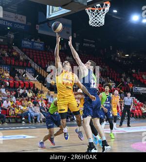 Oostende, Belgien. 09. Juni 2023. Breein Tyree von Oostende und Luuk van Bree von Leiden kämpfen um den Ball während eines Basketballspiels zwischen dem belgischen BC Oostende und dem niederländischen Team ZZ Leiden am Freitag, den 09. Juni 2023, in Oostende, dem ersten Spiel in den besten von drei Finalen der Basketballmeisterschaft der BNXT League. BELGA FOTO DAVID CATRY Kredit: Belga News Agency/Alamy Live News Stockfoto