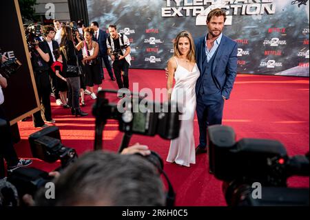 Berlin, Deutschland. 09. Juni 2023. Chris Hemsworth, Schauspieler, und seine Frau Elsa Pataky, Schauspielerin, kommen zu einer Sondervorführung des Films „Tyler Rake: Extract 2". Der Aktionsfilm „Tyler Rake: Extract 2“ wird ab dem 16. Juni 2023 über Netflix veröffentlicht. Kredit: Fabian Sommer/dpa/Alamy Live News Stockfoto