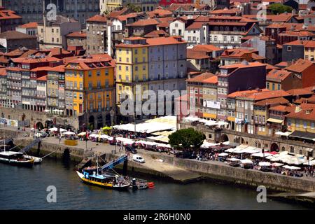 Porto, Portugal - August 20. 2015 : Globale Sicht auf die Stadt, in der Nähe des Flusses Douro. Es ist im Sommer. Gebäude haben viele Farben Stockfoto