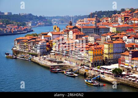 Porto, Portugal - August 20. 2015 : Globale Sicht auf die Stadt, in der Nähe des Flusses Douro. Es ist im Sommer. Gebäude haben viele Farben Stockfoto