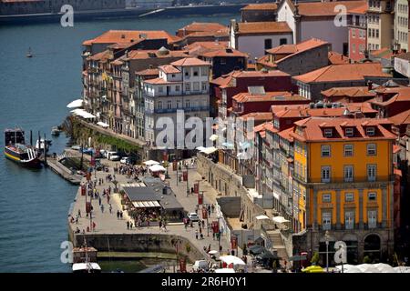 Porto, Portugal - August 20. 2015 : Globale Sicht auf die Stadt, in der Nähe des Flusses Douro. Es ist im Sommer. Gebäude haben viele Farben Stockfoto