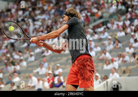 Paris, Frankreich. 09. Juni 2023. Alexander Zverev aus Deutschland spielt am Freitag, den 9. Juni 2023, bei den French Tennis Open in Paris gegen den viertplatzierten Casper Ruud aus Norwegen. Ruud gewann 6:3, 6:4, 6-0 und qualifizierte sich für das Finale. Foto: Maya Vidon-White/UPI Credit: UPI/Alamy Live News Stockfoto