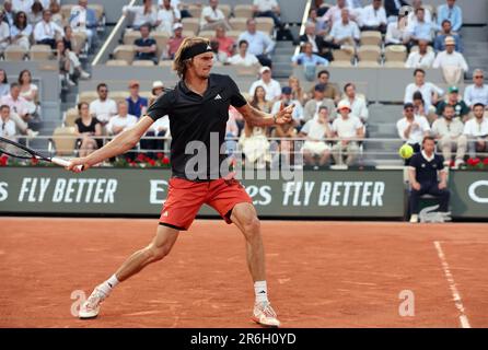 Paris, Frankreich. 09. Juni 2023. Alexander Zverev aus Deutschland spielt am Freitag, den 9. Juni 2023, bei den French Tennis Open in Paris gegen den viertplatzierten Casper Ruud aus Norwegen. Ruud gewann 6:3, 6:4, 6-0 und qualifizierte sich für das Finale. Foto: Maya Vidon-White/UPI Credit: UPI/Alamy Live News Stockfoto