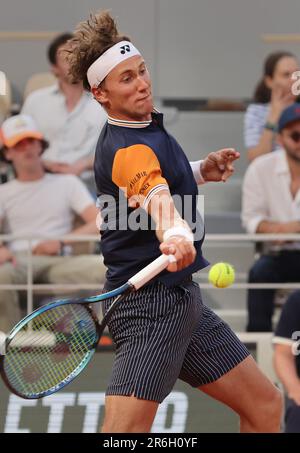 Paris, Frankreich. 09. Juni 2023. Der viertplatzierte Casper Ruud aus Norwegen spielt am Freitag, den 9. Juni 2023, bei den French Tennis Open in Paris gegen Alexander Zverev aus Deutschland. Ruud gewann 6:3, 6:4, 6-0 und qualifizierte sich für das Finale. Foto: Maya Vidon-White/UPI Credit: UPI/Alamy Live News Stockfoto