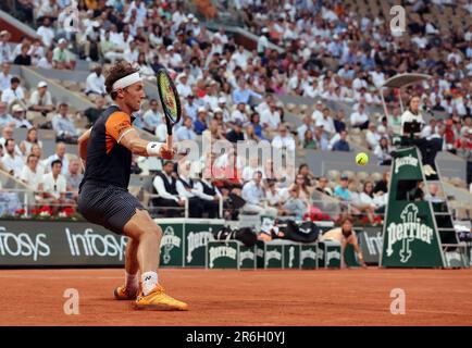 Paris, Frankreich. 09. Juni 2023. Der viertplatzierte Casper Ruud aus Norwegen spielt am Freitag, den 9. Juni 2023, bei den French Tennis Open in Paris gegen Alexander Zverev aus Deutschland. Ruud gewann 6:3, 6:4, 6-0 und qualifizierte sich für das Finale. Foto: Maya Vidon-White/UPI Credit: UPI/Alamy Live News Stockfoto