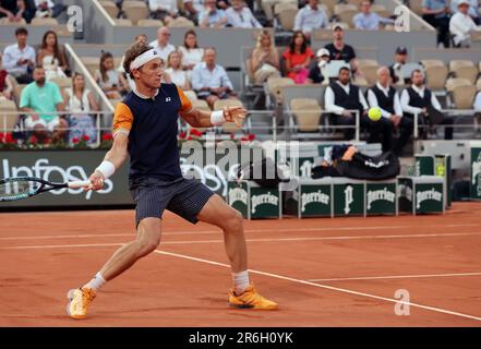 Paris, Frankreich. 09. Juni 2023. Der viertplatzierte Casper Ruud aus Norwegen spielt am Freitag, den 9. Juni 2023, bei den French Tennis Open in Paris gegen Alexander Zverev aus Deutschland. Ruud gewann 6:3, 6:4, 6-0 und qualifizierte sich für das Finale. Foto: Maya Vidon-White/UPI Credit: UPI/Alamy Live News Stockfoto