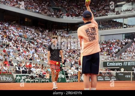 Paris, Frankreich. 09. Juni 2023. Alexander Zverev aus Deutschland spielt am Freitag, den 9. Juni 2023, bei den French Tennis Open in Paris gegen den viertplatzierten Casper Ruud aus Norwegen. Ruud gewann 6:3, 6:4, 6-0 und qualifizierte sich für das Finale. Foto: Maya Vidon-White/UPI Credit: UPI/Alamy Live News Stockfoto
