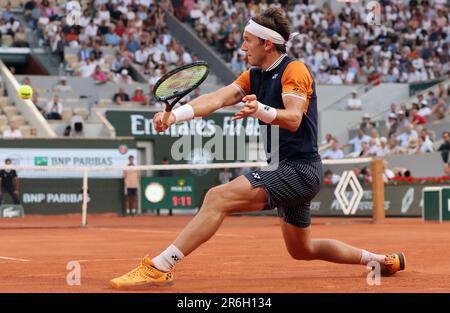 Paris, Frankreich. 09. Juni 2023. Der viertplatzierte Casper Ruud aus Norwegen spielt am Freitag, den 9. Juni 2023, bei den French Tennis Open in Paris gegen Alexander Zverev aus Deutschland. Ruud gewann 6:3, 6:4, 6-0 und qualifizierte sich für das Finale. Foto: Maya Vidon-White/UPI Credit: UPI/Alamy Live News Stockfoto