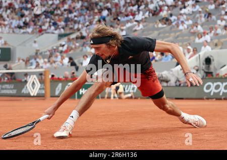 Paris, Frankreich. 09. Juni 2023. Alexander Zverev aus Deutschland spielt am Freitag, den 9. Juni 2023, bei den French Tennis Open in Paris gegen den viertplatzierten Casper Ruud aus Norwegen. Ruud gewann 6:3, 6:4, 6-0 und qualifizierte sich für das Finale. Foto: Maya Vidon-White/UPI Credit: UPI/Alamy Live News Stockfoto