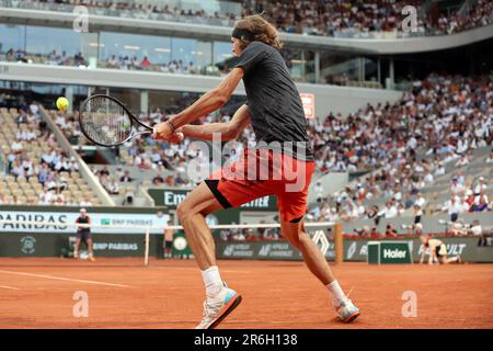 Paris, Frankreich. 09. Juni 2023. Alexander Zverev aus Deutschland spielt am Freitag, den 9. Juni 2023, bei den French Tennis Open in Paris gegen den viertplatzierten Casper Ruud aus Norwegen. Ruud gewann 6:3, 6:4, 6-0 und qualifizierte sich für das Finale. Foto: Maya Vidon-White/UPI Credit: UPI/Alamy Live News Stockfoto