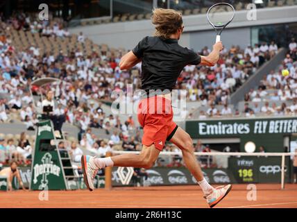 Paris, Frankreich. 09. Juni 2023. Alexander Zverev aus Deutschland spielt am Freitag, den 9. Juni 2023, bei den French Tennis Open in Paris gegen den viertplatzierten Casper Ruud aus Norwegen. Ruud gewann 6:3, 6:4, 6-0 und qualifizierte sich für das Finale. Foto: Maya Vidon-White/UPI Credit: UPI/Alamy Live News Stockfoto