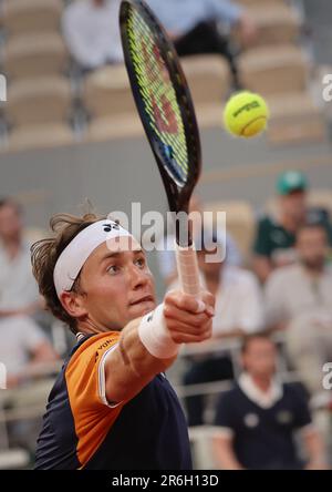 Paris, Frankreich. 09. Juni 2023. Der viertplatzierte Casper Ruud aus Norwegen spielt am Freitag, den 9. Juni 2023, bei den French Tennis Open in Paris gegen Alexander Zverev aus Deutschland. Ruud gewann 6:3, 6:4, 6-0 und qualifizierte sich für das Finale. Foto: Maya Vidon-White/UPI Credit: UPI/Alamy Live News Stockfoto