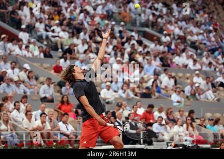 Paris, Frankreich. 09. Juni 2023. Alexander Zverev aus Deutschland spielt am Freitag, den 9. Juni 2023, bei den French Tennis Open in Paris gegen den viertplatzierten Casper Ruud aus Norwegen. Ruud gewann 6:3, 6:4, 6-0 und qualifizierte sich für das Finale. Foto: Maya Vidon-White/UPI Credit: UPI/Alamy Live News Stockfoto