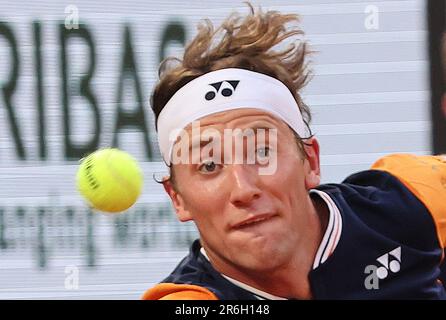 Paris, Frankreich. 09. Juni 2023. Der viertplatzierte Casper Ruud aus Norwegen spielt am Freitag, den 9. Juni 2023, bei den French Tennis Open in Paris gegen Alexander Zverev aus Deutschland. Ruud gewann 6:3, 6:4, 6-0 und qualifizierte sich für das Finale. Foto: Maya Vidon-White/UPI Credit: UPI/Alamy Live News Stockfoto