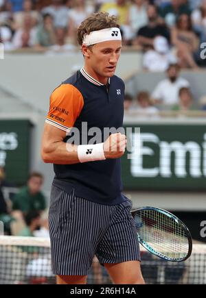 Paris, Frankreich. 09. Juni 2023. Der viertplatzierte Casper Ruud aus Norwegen spielt am Freitag, den 9. Juni 2023, bei den French Tennis Open in Paris gegen Alexander Zverev aus Deutschland. Ruud gewann 6:3, 6:4, 6-0 und qualifizierte sich für das Finale. Foto: Maya Vidon-White/UPI Credit: UPI/Alamy Live News Stockfoto