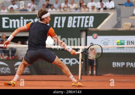Paris, Frankreich. 09. Juni 2023. Der viertplatzierte Casper Ruud aus Norwegen spielt am Freitag, den 9. Juni 2023, bei den French Tennis Open in Paris gegen Alexander Zverev aus Deutschland. Ruud gewann 6:3, 6:4, 6-0 und qualifizierte sich für das Finale. Foto: Maya Vidon-White/UPI Credit: UPI/Alamy Live News Stockfoto