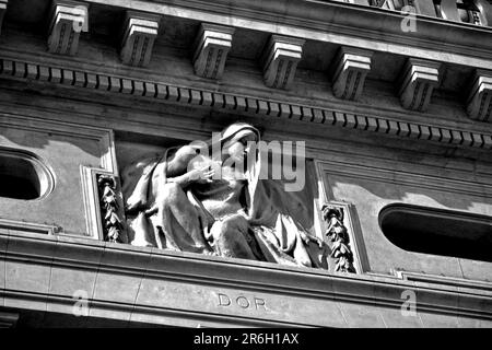 Porto, Portugal - 17. August 2015: Konzentrieren Sie sich auf eine Skulptur an der Fassade des Porter Theaters „Teatro Nacional São João“ im Sommer. Es wurde 1920 eröffnet. Stockfoto