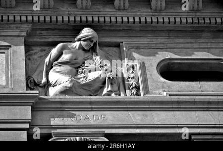 Porto, Portugal - 17. August 2015: Konzentrieren Sie sich auf eine Skulptur an der Fassade des Porter Theaters „Teatro Nacional São João“ im Sommer. Es wurde 1920 eröffnet. Stockfoto