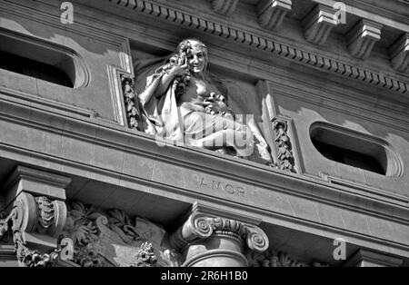 Porto, Portugal - 17. August 2015: Konzentrieren Sie sich auf eine Skulptur an der Fassade des Porter Theaters „Teatro Nacional São João“ im Sommer. Es wurde 1920 eröffnet. Stockfoto