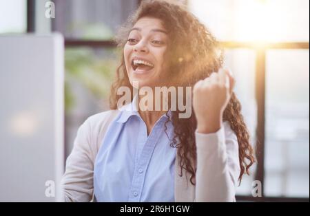 Expressive junge Frau offen Mund Überprüfung Rabatte für Online-Shopping sitzen am Desktop . Stockfoto