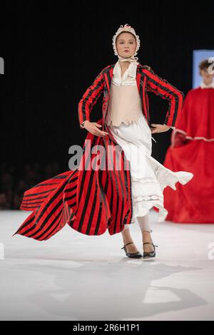 Antwerpen, Belgien. 09. Juni 2023. Ein Beispielbild, das während der Fashion Show am Jahresende aufgenommen wurde und die Schöpfungen von Studenten des Bachelor- und Master-Abschlusses der Modeabteilung der Royal Academy of Fine Arts - AP Hogeschool, in Antwerpen, Freitag, den 09. Juni 2023, zeigt. BELGA FOTO JONAS ROOSENS Kredit: Belga News Agency/Alamy Live News Stockfoto