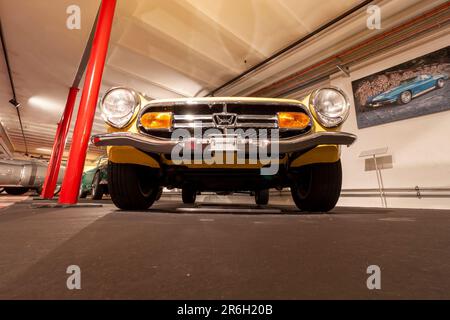 ROMANSHORN, SCHWEIZ - 4. JUNI 2023: Honda S800 im Romanshorn-Museum Autobau erlebniswelt. Vorderansicht von unten Stockfoto