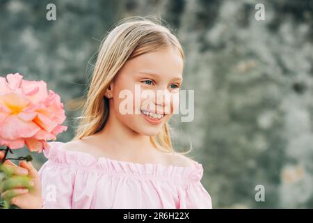 Sommerportrait eines bezaubernden kleinen Mädchens im Freien, eines glücklichen, schönen Kindes Stockfoto