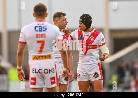 Jonny Lomax #6 von St. Helens gibt Mark Percival #4 Anweisungen während des Spiels der Betfred Super League Round 15: St Helens vs Wigan Warriors im Totally Wicked Stadium, St. Helens, Großbritannien, 9. Juni 2023 (Foto: Craig Thomas/News Images) Stockfoto