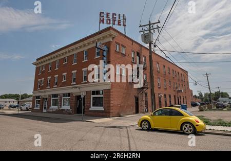 Medicine hat, Alberta, Kanada – 06. Juni 2023: Außenansicht des historischen Red Brick Cecil Hotels in der Innenstadt Stockfoto