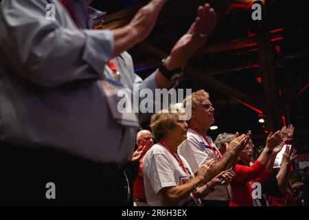 COLUMBUS, GA: Teilnehmer klatschen während der Georgia GOP State Convention im Columbus Convention and Trade Center in Columbus, Georgia, am 8. Juni 2023. (Foto von Jon Cherry für die New York Times) GA GOP Convention Credit: SIPA USA/Alamy Live News Stockfoto