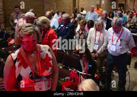 COLUMBUS, GA: Am 8. Juni 2023 beugen sich die Teilnehmer während der Georgia GOP State Convention im Columbus Convention and Trade Center in Columbus, Georgia, zum Beten vor. (Foto von Jon Cherry für die New York Times) GA GOP Convention Credit: SIPA USA/Alamy Live News Stockfoto