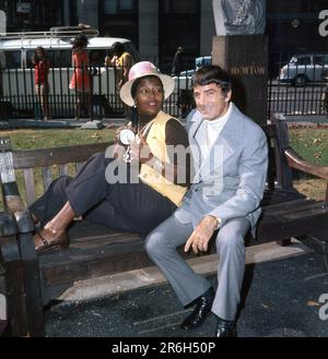 PEARL BAILEY und ihr Mann, Jazz-Schlagzeugerin LOUIE BELLSON, haben am 1. 1972. September im Park am Leicester Square, London, ein ehrliches Porträt gedreht, als sie in London war, um im Talk of the Town Nachtclub in einem Konzert aufzutreten. Stockfoto