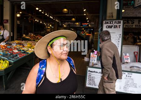 Seattle, USA. 31. Mai 2023. Besucher des berühmten Pike Place Market. Stockfoto