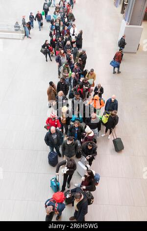 Leute, die in der Schlange warten, um Amtrak-Zugfahrkarten in der Moynihan Train Hall zu kaufen, im James A. Farley Post Office Building, New York, NY. Stockfoto