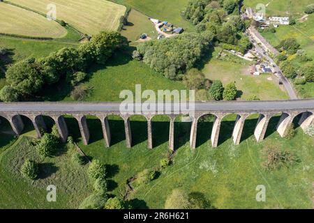 Luftdrohnenfoto der Stadt Thornton, ein Dorf im Stadtbezirk Bradford, in West Yorkshire, England Show Stockfoto