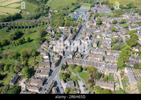 Luftdrohnenfoto der Stadt Thornton, ein Dorf im Stadtbezirk Bradford, in West Yorkshire, England Show Stockfoto