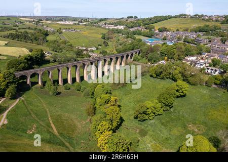 Luftdrohnenfoto der Stadt Thornton, ein Dorf im Stadtbezirk Bradford, in West Yorkshire, England Show Stockfoto