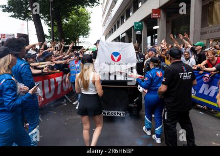 Le Mans, Frankreich. 09. Juni 2023. Während der Fahrerparade der 24 Stunden von Le Mans 2023 im Stadtzentrum von Le Mans am 9. Juni 2023 in Le Mans, Frankreich - Foto Joao Filipe/DPPI Credit: DPPI Media/Alamy Live News Stockfoto