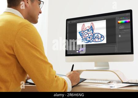 Animator, der mit einem Grafiktablett und einem Computer arbeitet. Abbildung auf dem Bildschirm Stockfoto