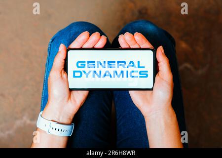 In dieser Abbildung wird das General Dynamics-Logo auf einem Smartphone-Bildschirm angezeigt. Stockfoto