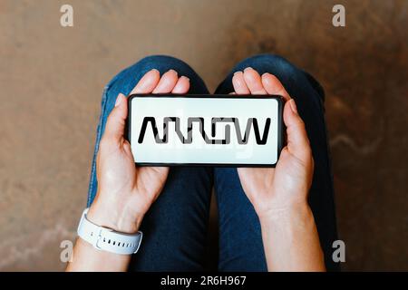 In dieser Abbildung wird das Arrow Electronics Logo auf dem Smartphone-Bildschirm angezeigt. Stockfoto