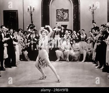 1920S 1928 JOAN CRAWFORD FILMDARSTELLERIN, DIE IN UNSEREM STUMMFILM "DANCING DAUGHTERS" EINE PROHIBITIONS-FLATTERROLLE SPIELT. H9867 NAW001 HARS MUSIKERINNEN KOPIERRAUM VOLLE LÄNGE DAMEN PERSONEN FLAPPER MÄNNCHEN ROLLENUNTERHALTUNG B&W FILME DARBIETUNG KUNSTSTILE VERBOT SCHAUSPIELERINNEN BERUFE MUSIKALISCHE INSTRUMENTENSCHAUSPIELER STILVOLLER STUMMFILM FILM FILM ZUSCHAUER PUBLICITY NOCH STUMMFILM FANS MODE MITTE ERWACHSENER MANN, MITTLERE ERWACHSENENFRAU FILM NOCH JUNGER ERWACHSENER, JUNGER ERWACHSENER, JUNGE ERWACHSENE FRAU 1928 SCHWARZ-WEISS, KAUKASISCHE ETHNIE, ALT MODISCH Stockfoto