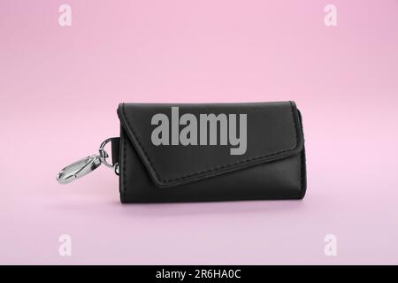 Stilvoller Schlüsselhalter aus Leder auf pinkfarbenem Hintergrund Stockfoto