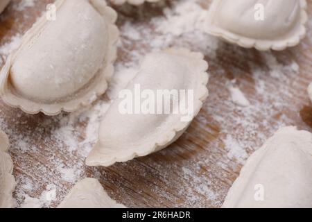 Rohe Knödel (Varenyky) auf Holztisch, Nahaufnahme Stockfoto