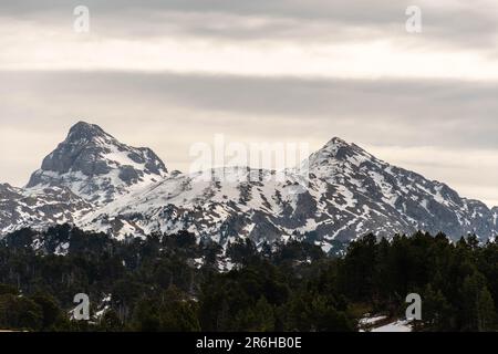 Bergkette mit schneebedeckten Gipfeln in den Skigebieten von Baqueira und den pyrenäen von Katalonien Stockfoto